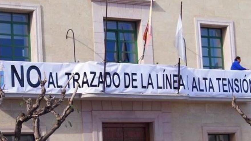 Pancarta contra la línea de alta tensión