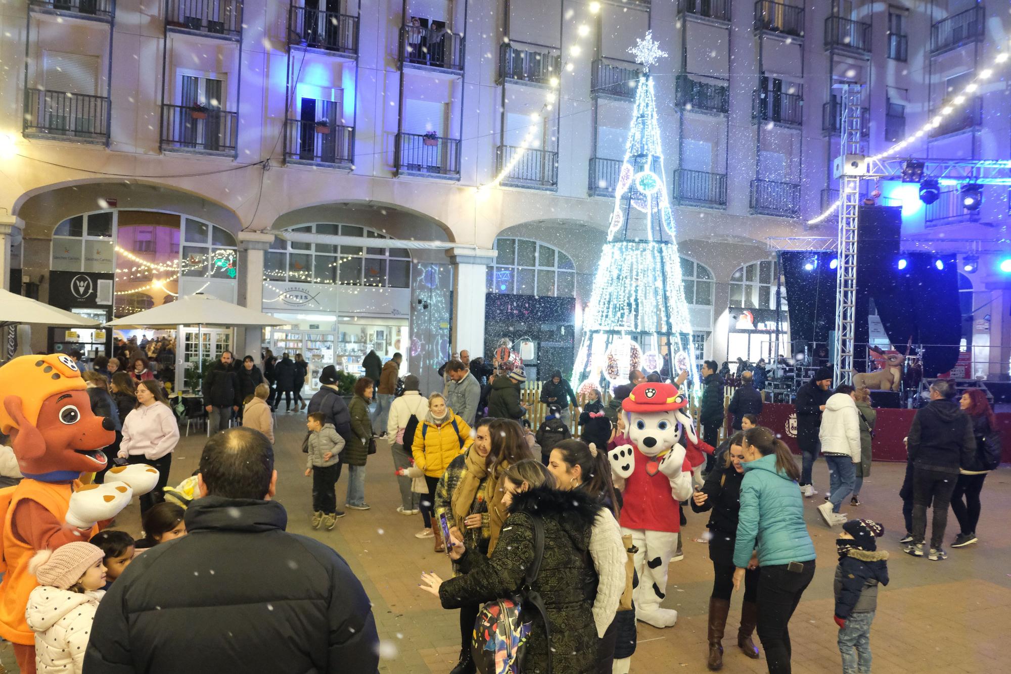 La Navidad llega a Elda con el encendido del alumbrado y la inaguración de su mercadillo navideño