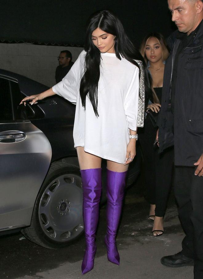 Kylie Jenner con botas de mosquetero morado nazareno
