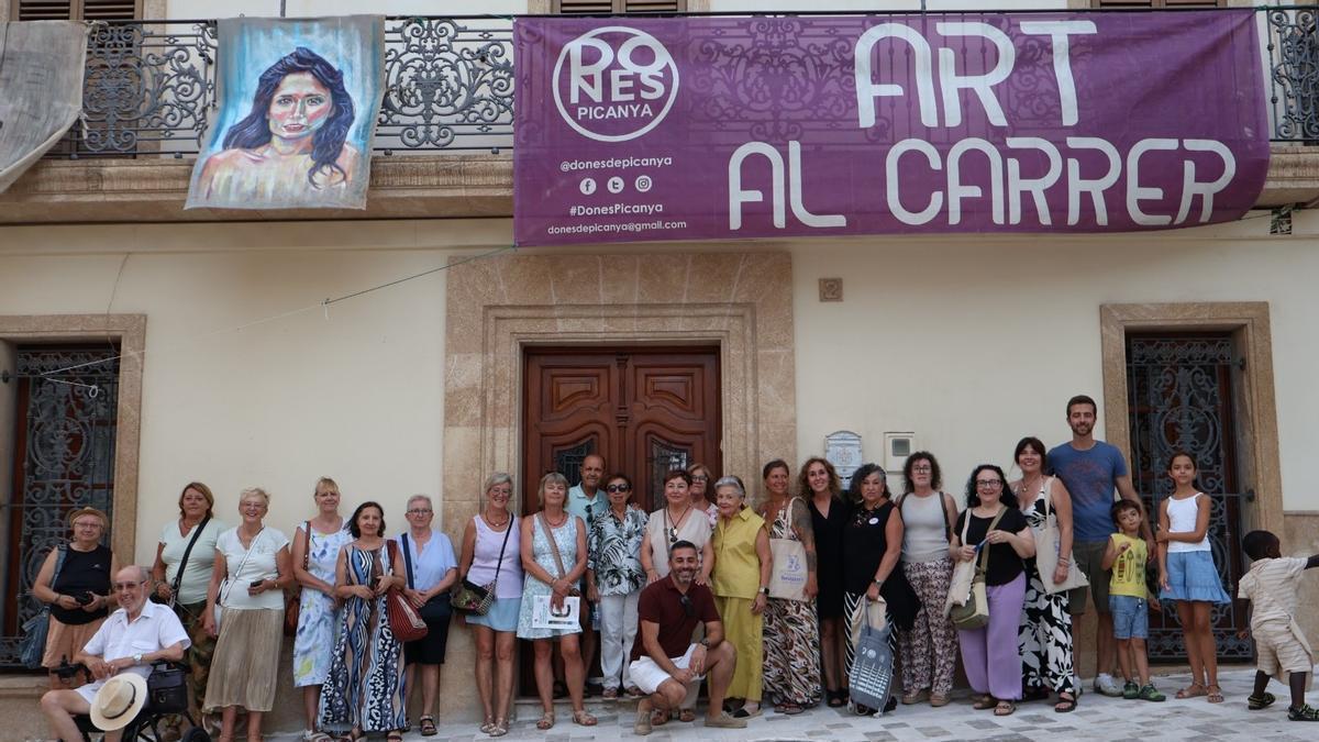 La inauguración de la exposición que ha llevado el arte a las calles de Benitatxell