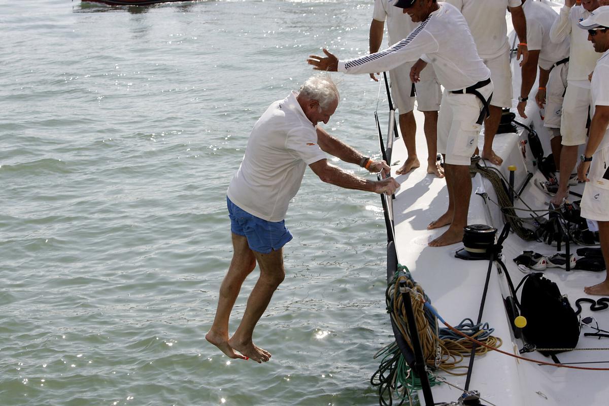 José Cusí salta al agua tras ganar en la Copa del Rey del Vela.
