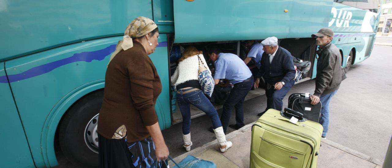 Ciudadanos rumanos descargan sus equipajes en la estación de Castelló en imagen de archivo.