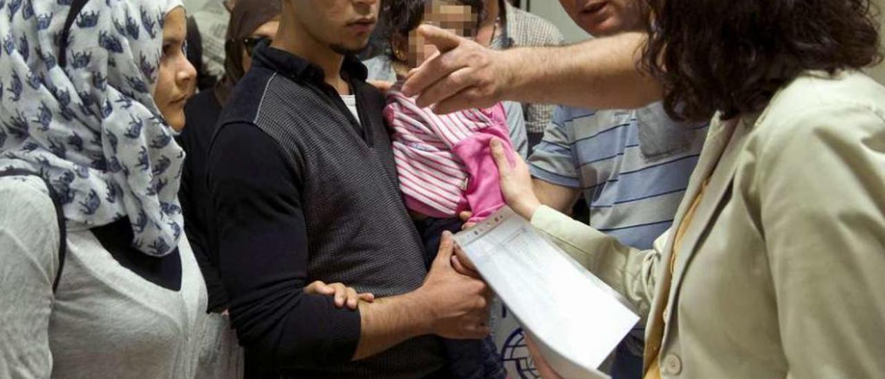 Una familia de refugiados sirios a su llegada al aeropuerto de Barajas este verano. // FdV