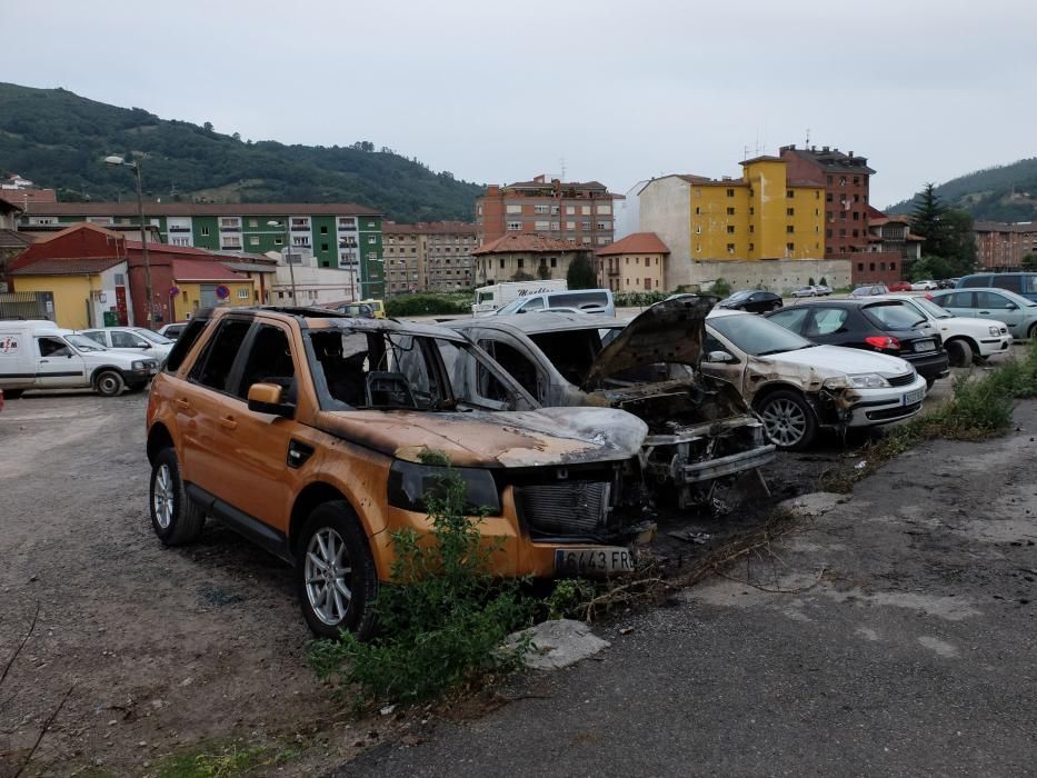 Coches incendiados por actos vandálicos en los aparcamientos de Oñón en Mieres