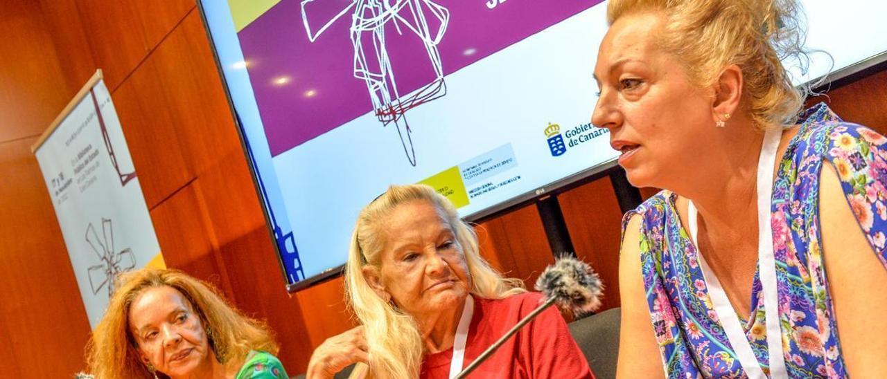 De izquierda a derecha: Silvia Reyes, Tania Navarro y Lourdes Coello, durante su intervención en las jornadas de Memoria Histórica en la capital grancanaria.