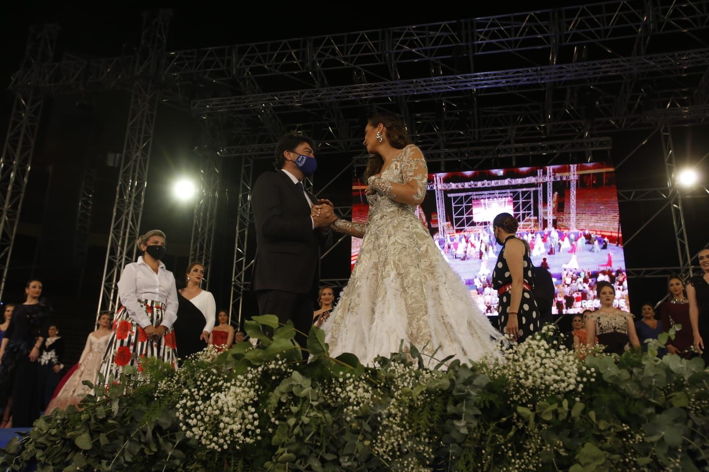 Las 79 aspirantes a Bellea del Foc desfilan en la Gala de Candidatas tras un año de espera