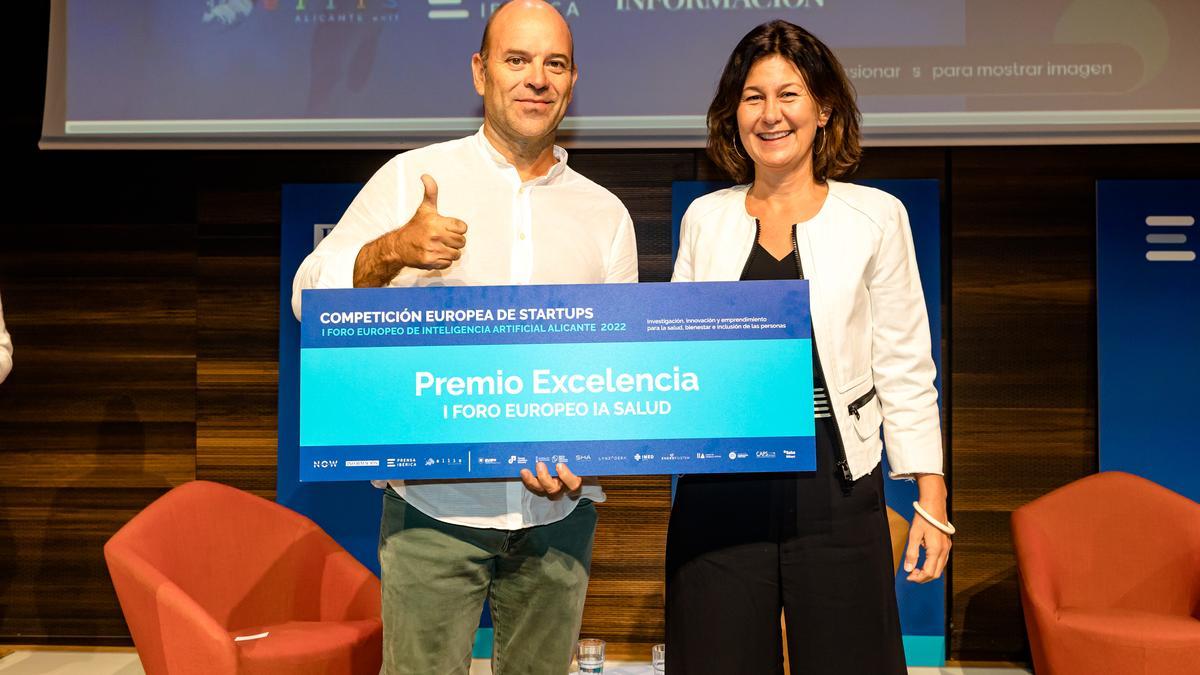 Yolanda Pérez, directora de BStartup Banco Sabadell, entidad que patrocinó la competición, entrega el Premio Excelencia a Improfit.