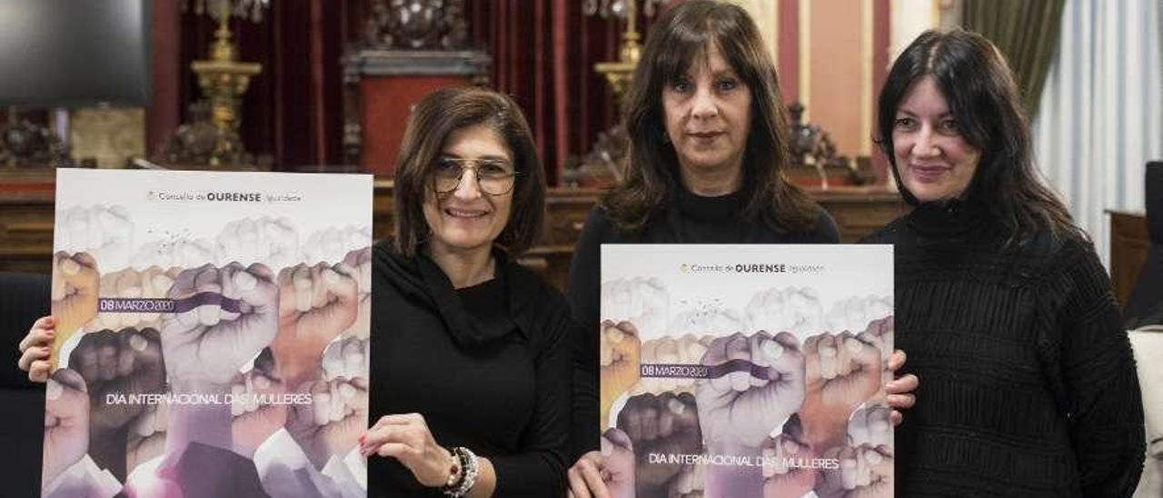 Eugenia Díaz, Malena de Jesús y Patricia Joga con el cartel de los actos del Día de la Mujer. // Brais Lorenzo