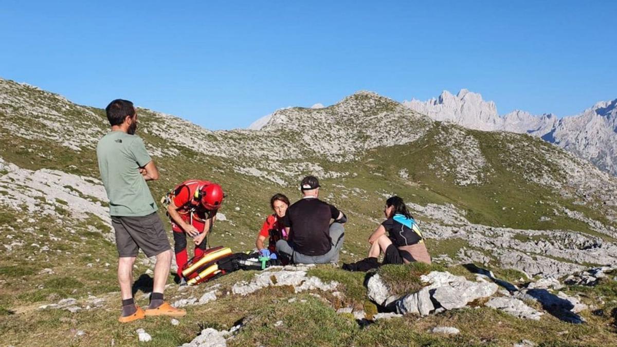 Sobre estas líneas, el rescate del montañero que sufrió un síncope y un traumatismo en Onís. A la izquierda, el rescate de la mujer que rompió un tobillo en Quirós. | SEPA