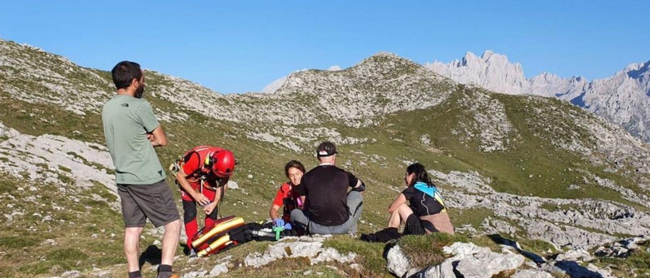 El rescate del montañero que sufrió un síncope y un traumatismo en Onís. | SEPA