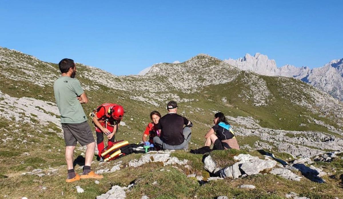 Sobre estas líneas, el rescate del montañero que sufrió un síncope y un traumatismo en Onís. A la izquierda, el rescate de la mujer que rompió un tobillo en Quirós. | SEPA