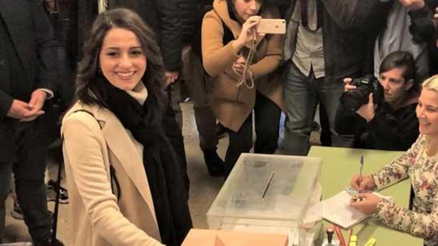 Inés Arrimadas, al depositar su voto.