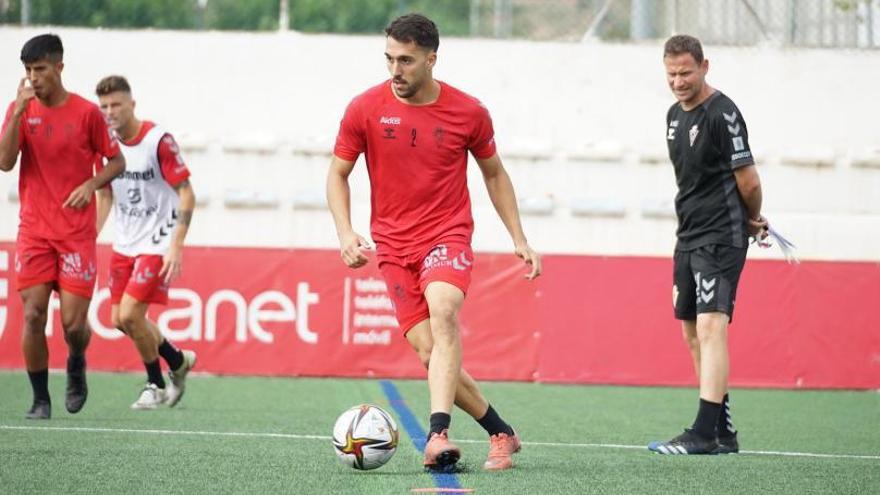 Mario Simón, observando el entrenamiento de los suyos.  | PRENSA REAL MURCIA