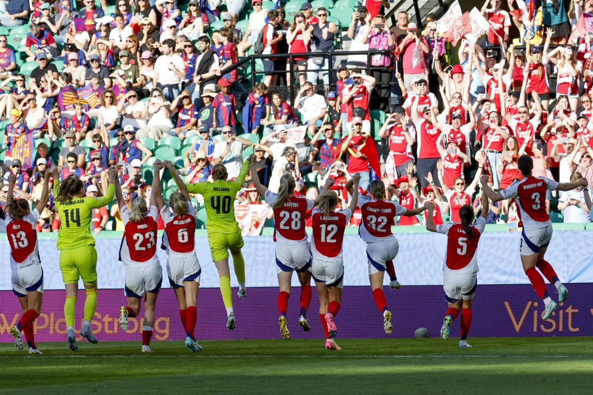 Las jugadoras del Arsenal celebran la victoria ante el Barcelona tras la final de la Champions femenina.