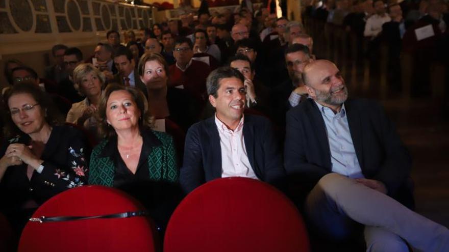 María Gómez, alcaldesa de Almoradí; Carlos Mazón, presidente de la Diputación Provincial de Alicante y Tomás Mayoral, director de INFORMACIÓN, en un momento de la gala.
