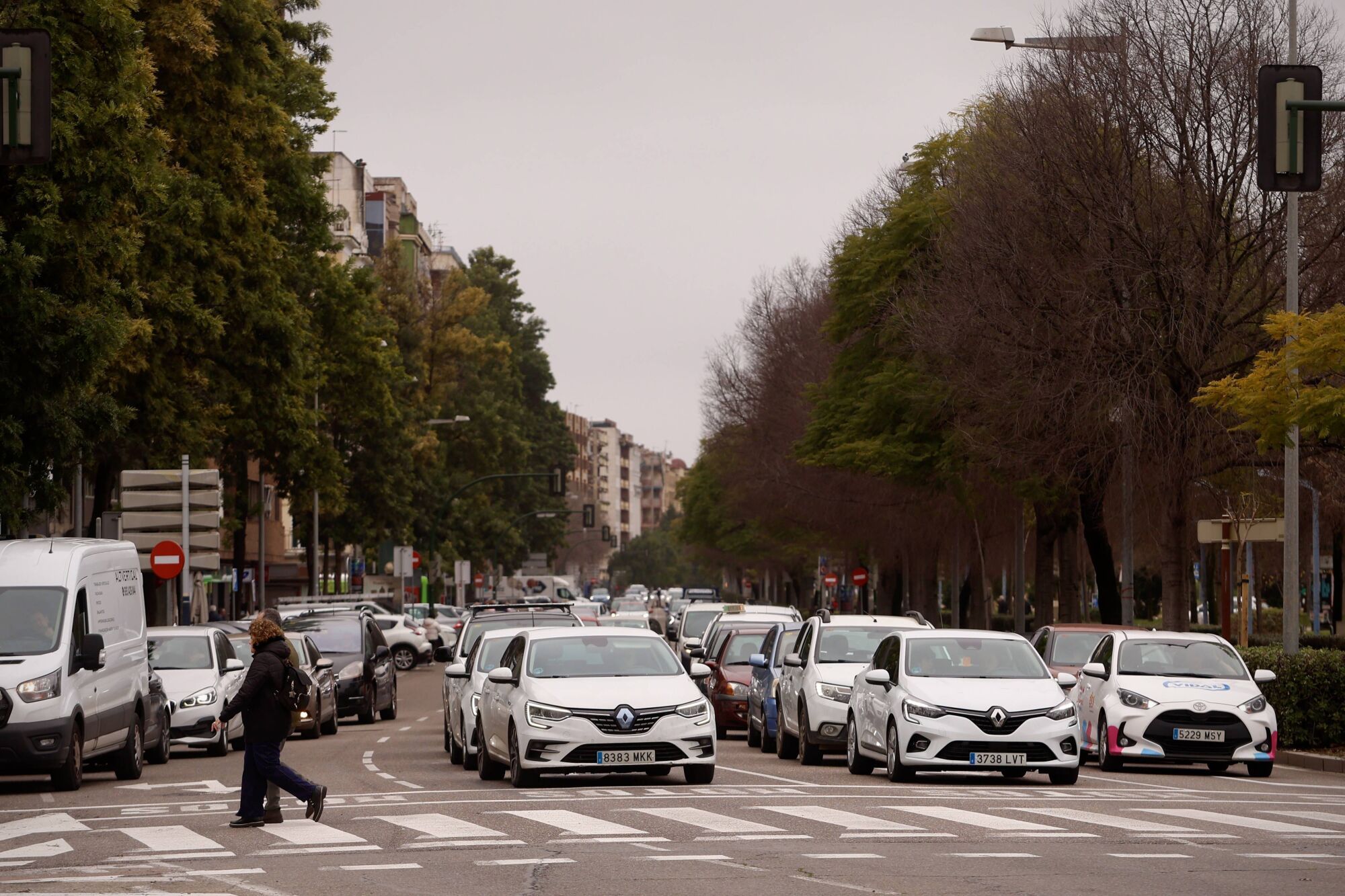 Vehículos circulan por una avenida de Córdoba.