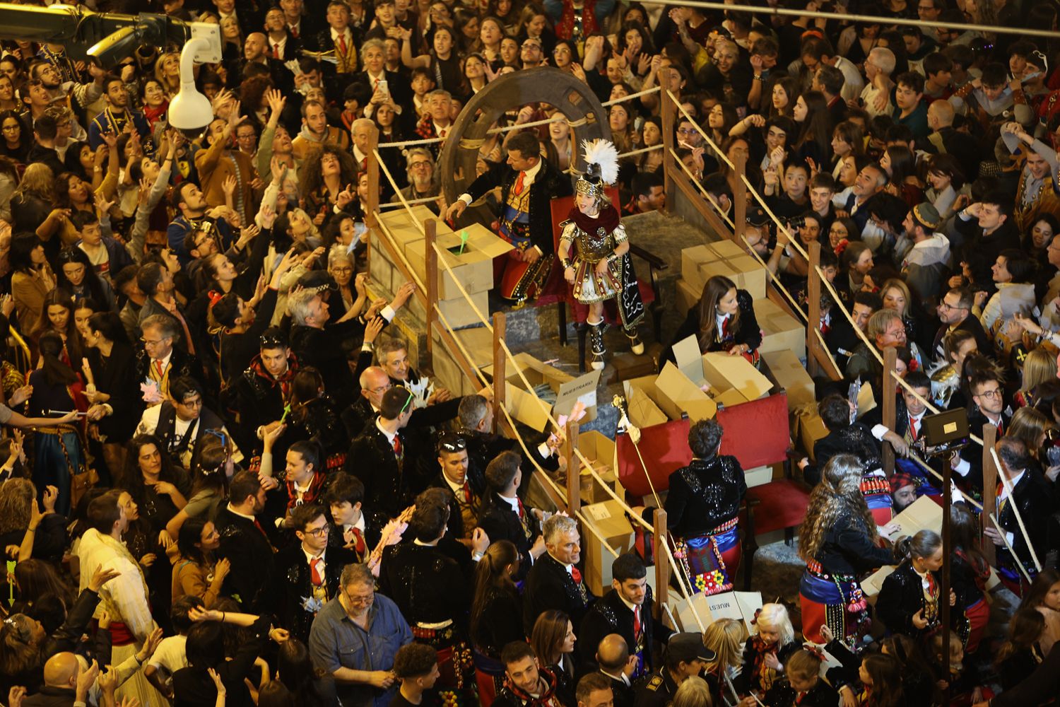 La Aparición de Sant Jordiet pone el colofón a las fiestas de Alcoy
