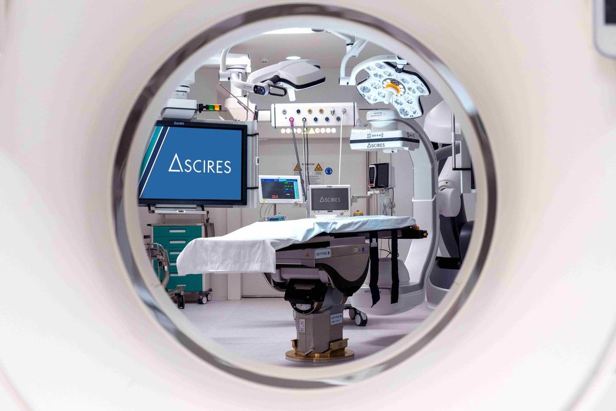 El quirófano híbrido del Hospital Ascires integra 4 sistemas de imagen: resonancia magnética, tomografía computarizada (TC), un sistema robotizado de Radiología Intervencionista y equipos intraoperatorios de Medicina Nuclear.