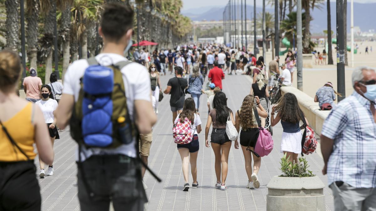 Los turistas abarrotan playas y terrazas