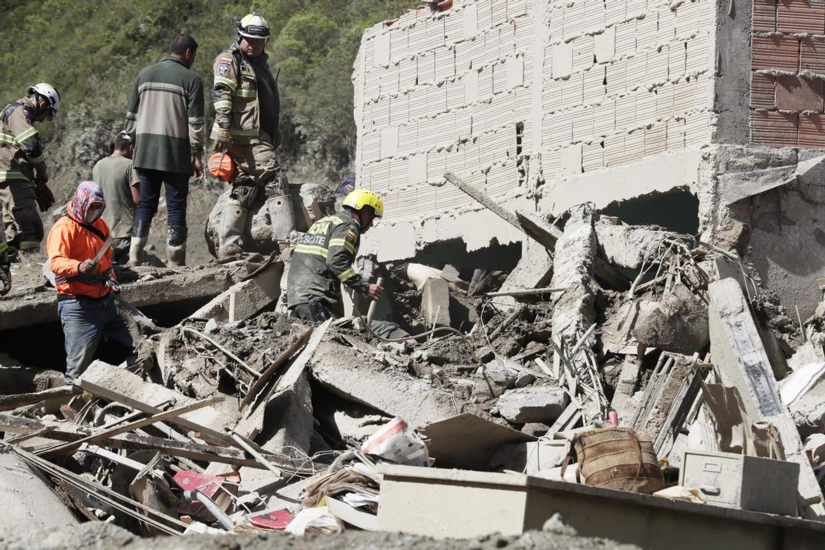 Equipos de rescate trabajan buscan desaparecidos tras una avalancha en Quetame, Colombia