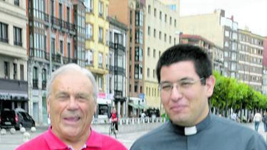 Los sacerdotes José Luis Suárez, izquierda, y Marcos Cuervo, en Gijón. / ángel gonzález