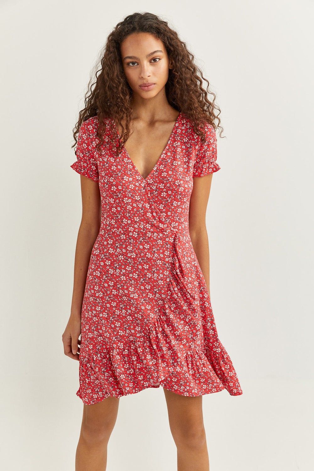 Vestido corto cruce volante (Precio: 19,99 euros)