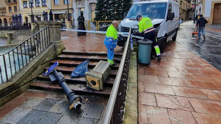 Un furgón de reparto de medicamentos se estrella contra una farola en la plaza de la Catedral de Oviedo