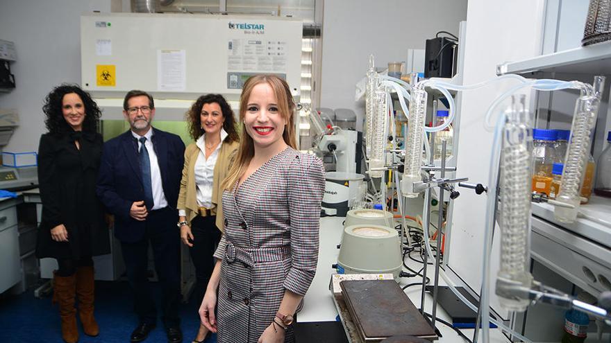 Laura Buendía, la nueva doctora de la UPCT, con sus directores de tesis, en un laboratorio de microbiología