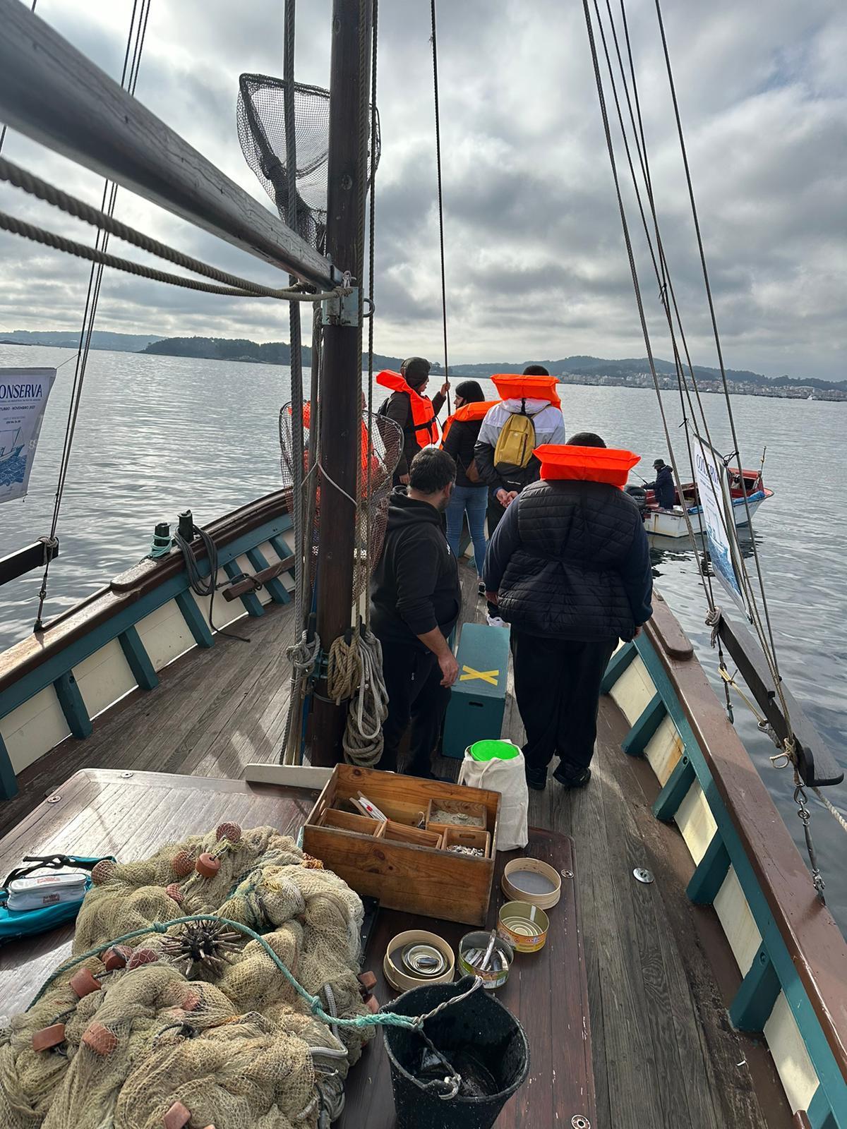 Asistentes a las actividades a bordo del "Chasula".