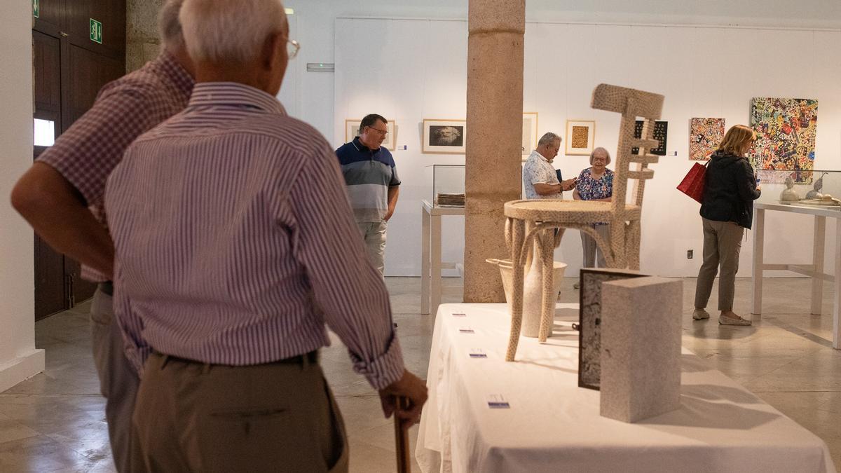 Visitantes en la exposición de collages de Jesús Aguado, en La Alhóndiga.