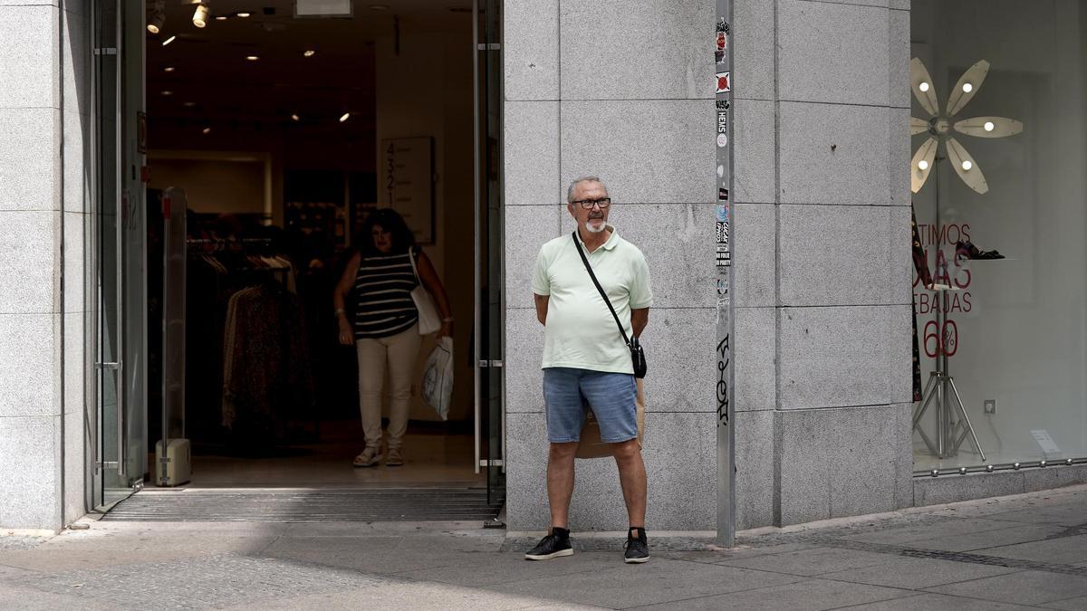 Personas mayores paseando.