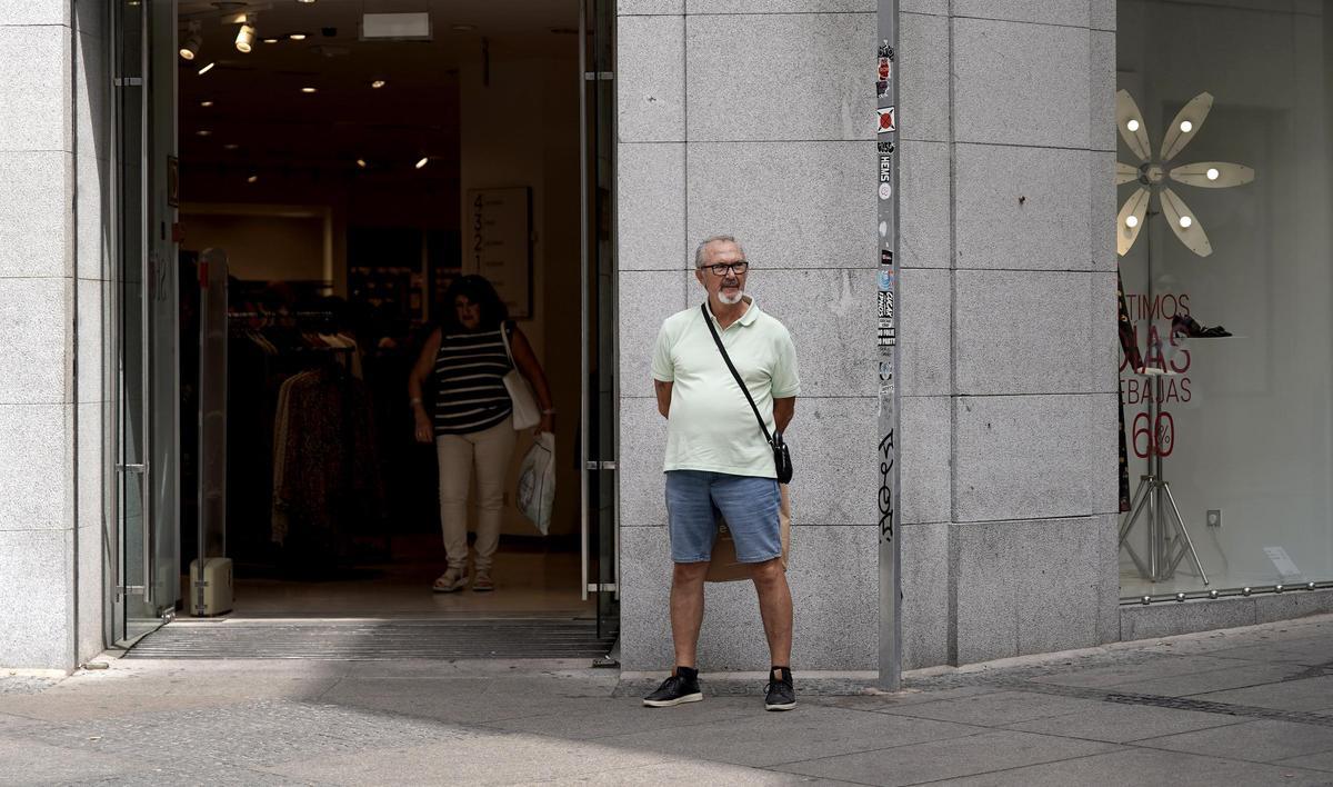 Personas mayores paseando por el centro de la ciudad