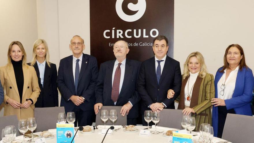 Por la izda., Julio Comesaña, Fernández-Tapias, María Borrás, Reigosa, Manuel Rodríguez, Román Rodríguez, Josefina Fernández, Ana Ortiz y Pérez, ayer, en la sede del Círculo de Empresarios. |   // M.G. BREA