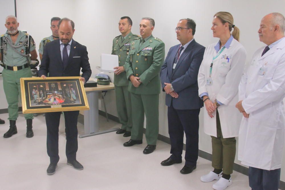 Visita de la Legión a los niños ingresados en el Hospital Materno.