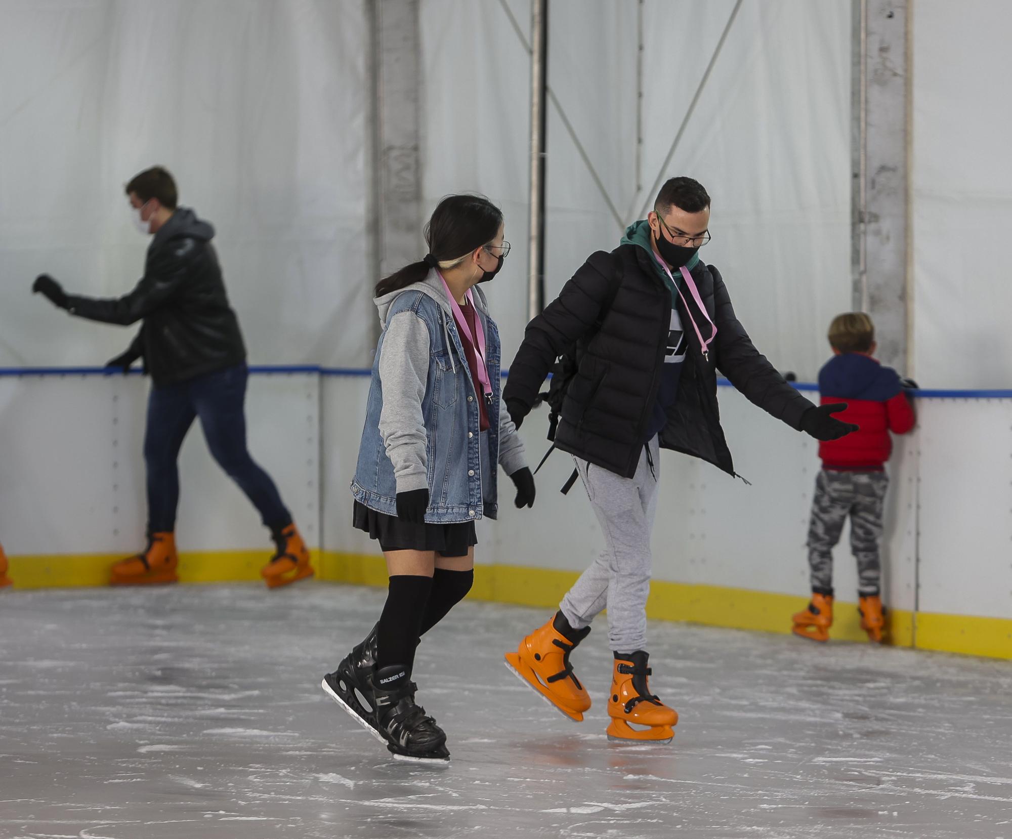 Alicante inaugura la Feria de Navidad de Rabasa y la pista de hielo en la plaza de toros