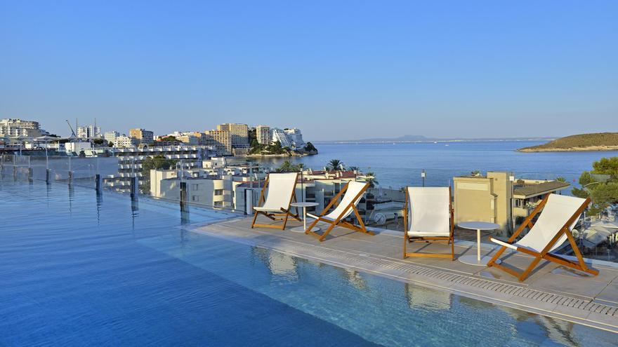 La terraza del hotel Innside Calvià Beach reúne todos los ingredientes para que experimentes el placer de estar de vacaciones en Mallorca.