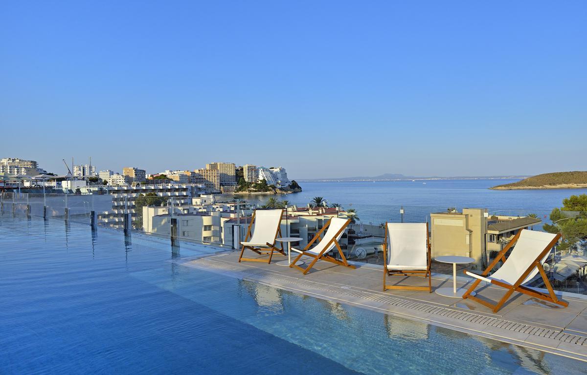 El rooftop del hotel Innside Calvià Beach reúne todos los ingredientes para que experimentes el placer de estar de vacaciones en Mallorca.