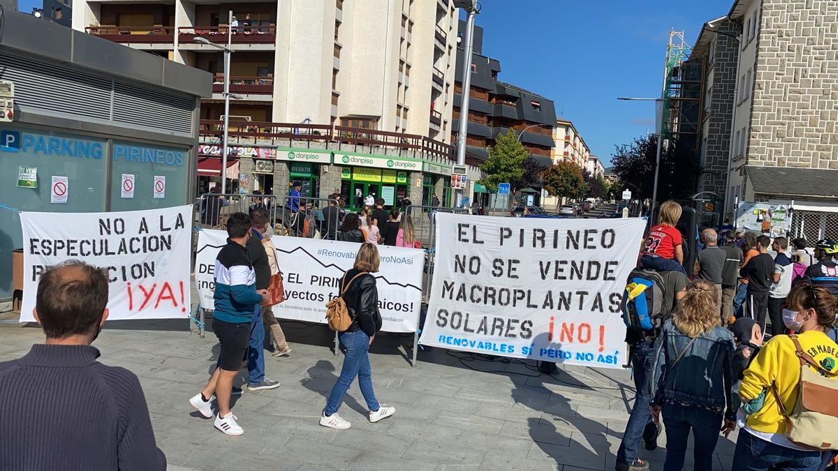 Varios centenares de personas se manifestaron ayer contra las macroplantas solares en Jaca.