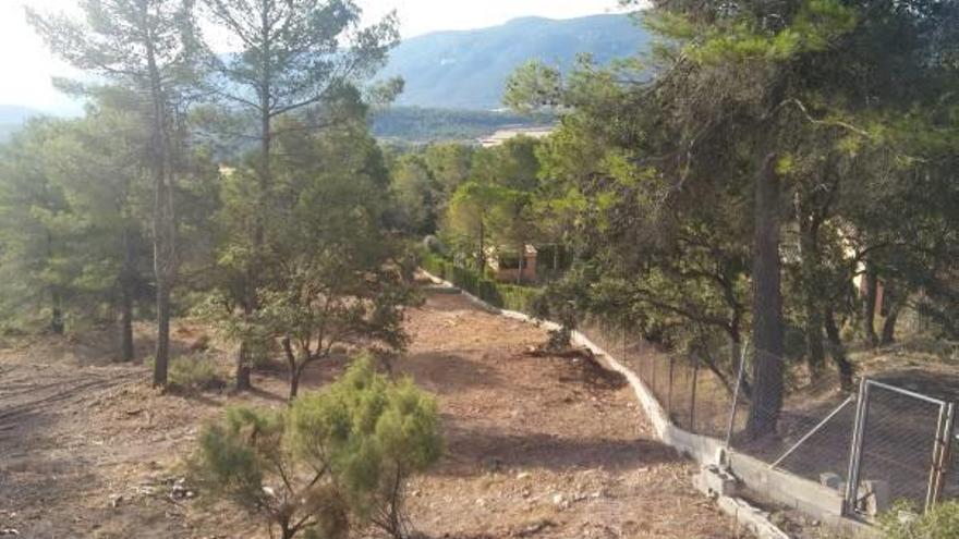 Alcoy protege la urbanización Montesol con un cortafuego y el desbroce de las zonas verdes