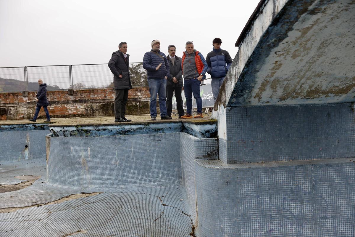 La visita de los técnicos a la piscina de la Laboral, en imágenes