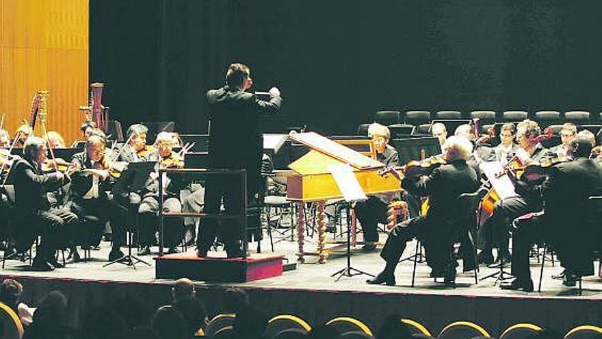 Max Valdés, dirigiendo a la OSPA en el concierto de ayer en Gijón.