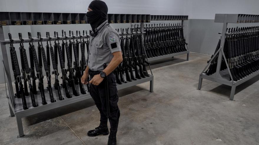 Imagen de archivo de un guardia de la CECOT de El Salvador.