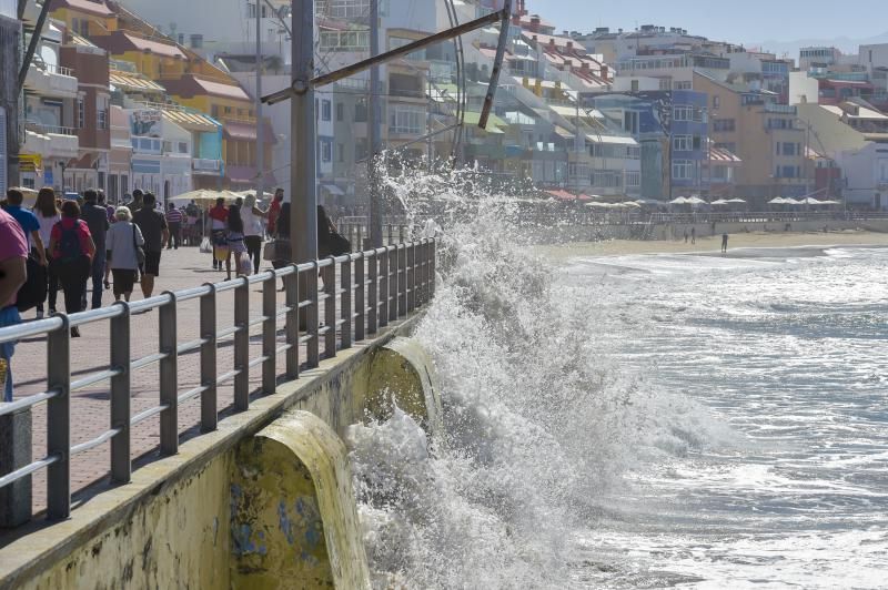 Dia de sol y fuerte oleaje en la playa de Las Canteras