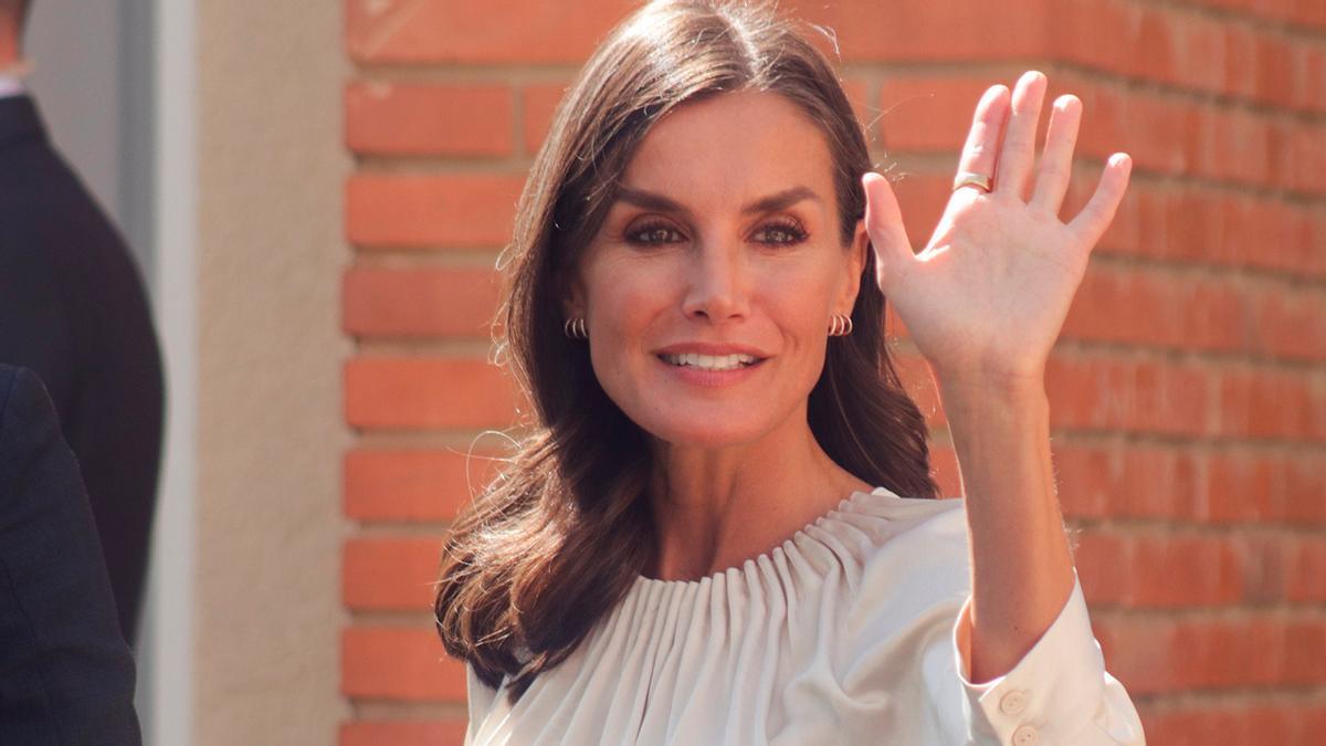 BLUSA LETIZIA | Así es la blusa de la reina Letizia que arrasa en ventas:  es de Adolfo Domínguez y de esta temporada