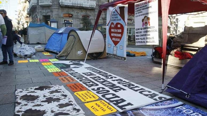 Acampada en Urzáiz para exigir mejoras en el albergue. // Alba Villar