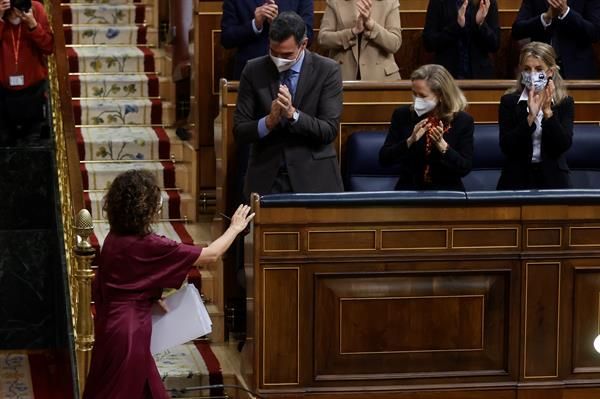 El presidente, Pedro Sánchez, aplaude a la ministra de Hacienda, María Jesús Montero, tras intervenir en el Congreso