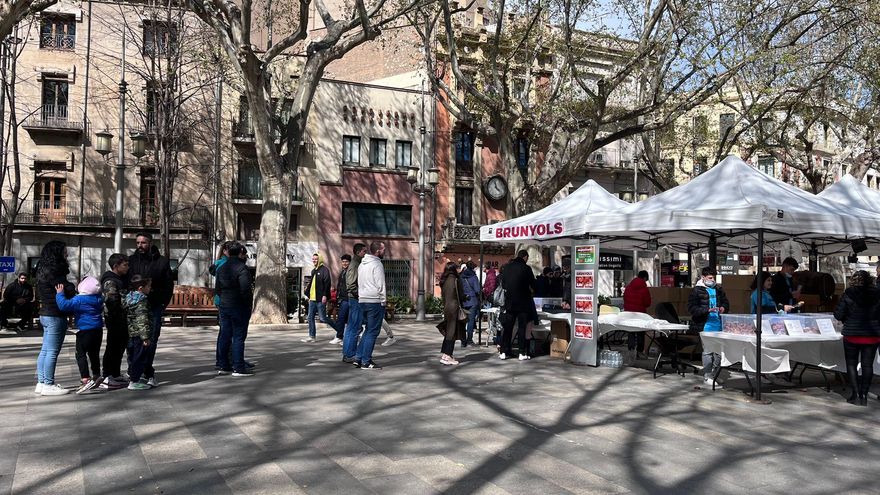 La Fira del Brunyol torna amb bon ambient i tramuntana a la Rambla i el carrer Sant Pau