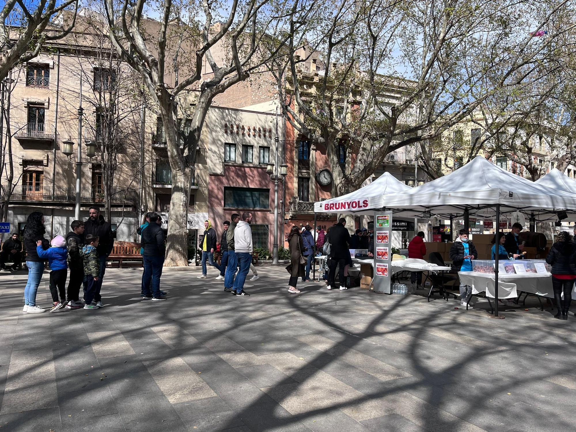 Torna la cua per comprar brunyols a la Rambla