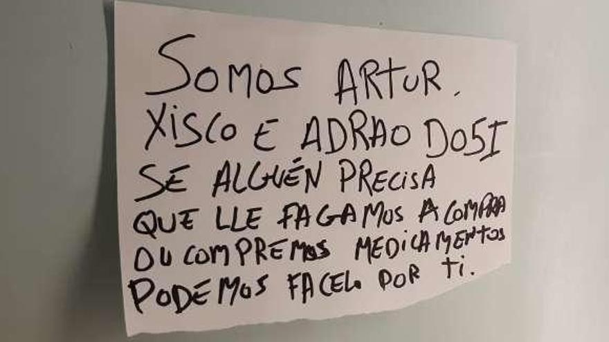 La nota en la que tres jóvenes de Vigo ofrecen su ayuda. // FdV