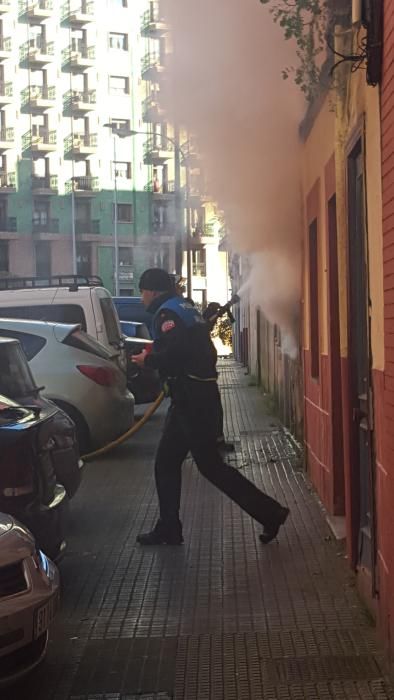 Incendio en una vivienda de dos plantas en Avilés